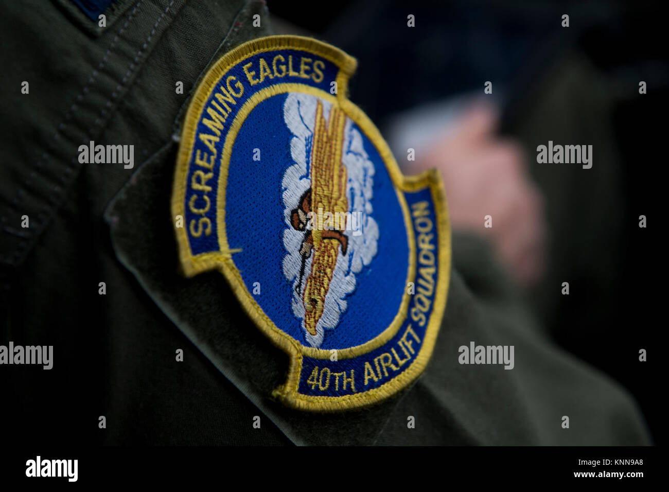 Screaming Eagles quarantesimo Airlift Squadron patch si appoggia sul braccio del Cap. Kyle Schneider, 40 come C-130J Super Hercules pilota, DEC, 1, 2017, a Yokota Air Base, Giappone. Mentre Dyess e Little Rock AFB è venuto per assistere Yokota durante vigili Ace 18, essi prenderanno anche indietro con la loro conoscenza ed esperienza di partecipare al chimico, biologico, radiologico e nucleare parte dell'esercizio. (U.S. Air Force Foto Stock