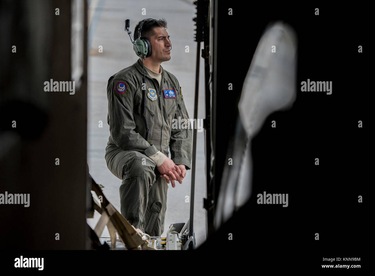 Tech Sgt. Joe Colwell, quarantesimo Airlift Squadron C-130J Super Hercules battenti capo equipaggio, attende di prendere il largo, dal 1 dicembre 2017, a Kadena Air Base, Giappone. La Yokota aeromobili è stato pilotato da un equipaggio da Dyess Air Force Base TX, che ha consegnato il carico alla Repubblica di Corea in preparazione per l'esercizio congiunto, vigili asso 18. (U.S. Air Force Foto Stock