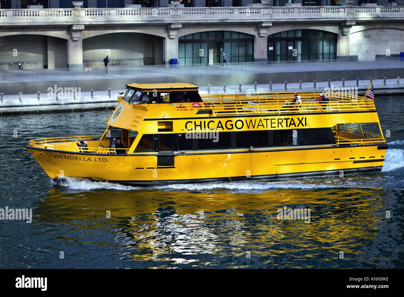 Uno scarsamente partecipato acqua taxi sul fiume di Chicago. Chicago, Illinois, Stati Uniti d'America. Foto Stock