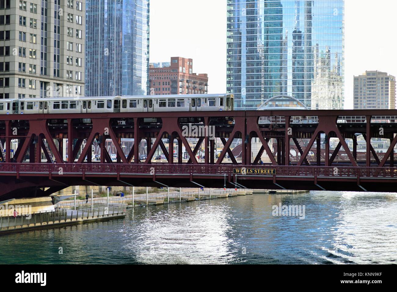 CTA Rapid Transit Train rendendo il suo modo attraverso Chicago's Wells Street Bridge come si lascia la città famosa downtown Loop o. Chicago, Illinois, Stati Uniti d'America. Foto Stock