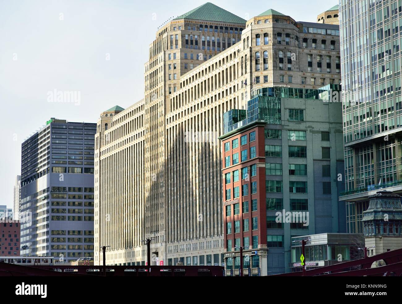 Chicago, Illinois, Stati Uniti d'America. La massiccia Merchandise Mart di Chicago. Costruito nel 1930, il Mart si trova sulla sponda nord del fiume Chicago. Foto Stock
