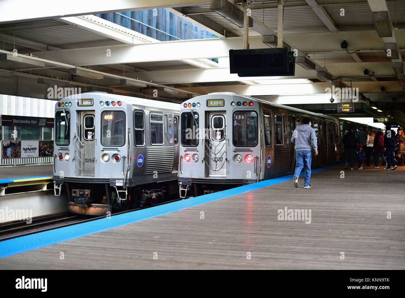 In entrata e in uscita CTA linea marrone treni rispondere al Merchandise Mart stazione proprio all'esterno del ciclo. Chicago, Illinois, Stati Uniti d'America. Foto Stock