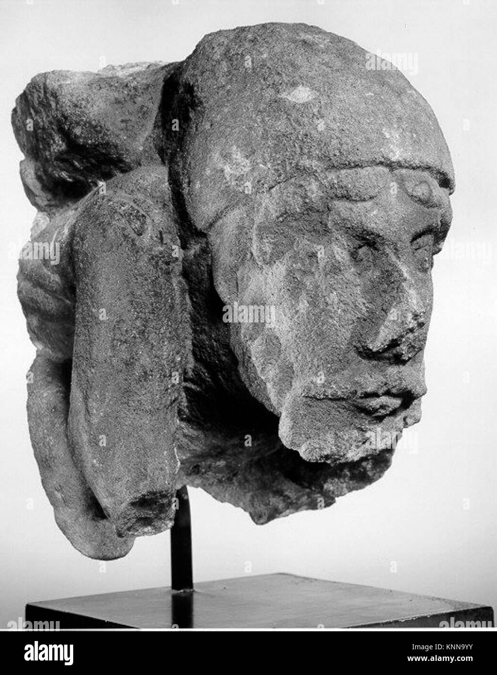 Corbel con accovacciato figura maschile incontrato 66061 466062 Centrale o Western francese, Corbel con accovacciato figura maschile, ca. 1150?75, la pietra arenaria calcarea, complessivo: 11 1/2 x 7 7/8 x 13 1/4a. (29,2 x 20 x 33.7cm) Peso: 38lb. (17.2kg). Il Metropolitan Museum of Art di New York. Dono di Roy R. Neuberger, 1980 (1980.475) Foto Stock