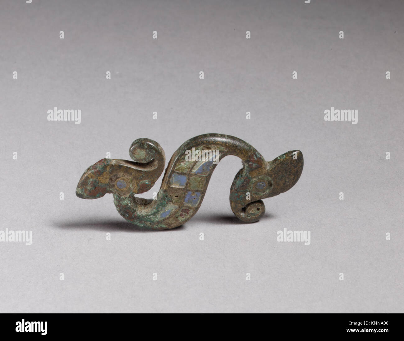 Spilla celtica o romana a forma di drago realizzata in lega di rame con smalto champlevé, risalente al 100–300, dimensioni complessive 1 7/8 x 7/8 x 3/16 poll. (4,7 x 2,2 x 0,5 cm), parte della collezione Metropolitan Museum of Art. Foto Stock