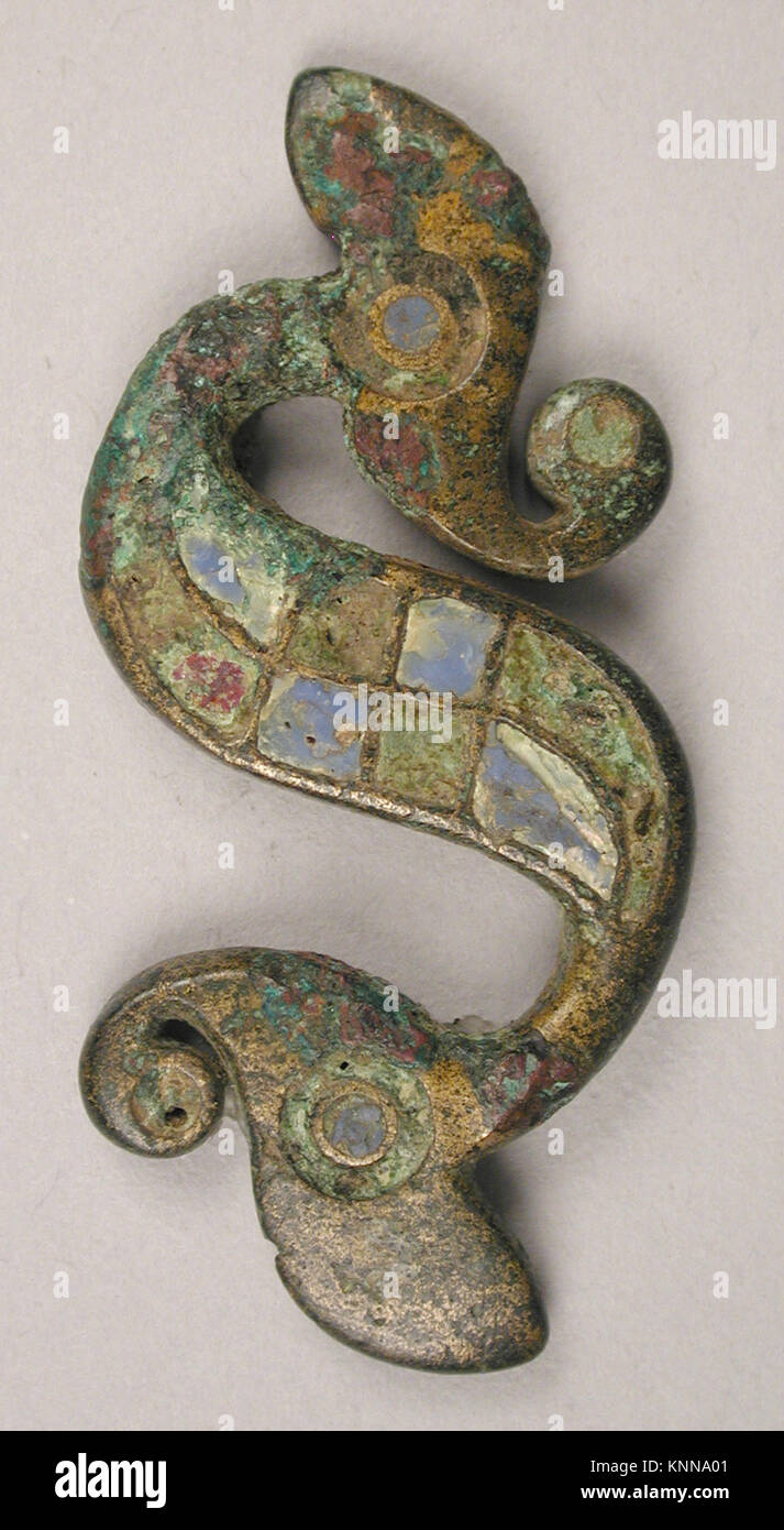Spilla celtica o romana a forma di drago, lega di rame con smalto champlevé, datata 100–300, misura 1 7/8 x 7/8 x 3/16 pollici, conservata al Metropolitan Museum of Art Foto Stock