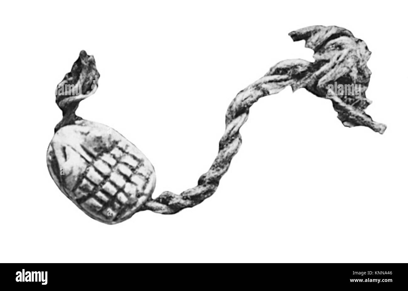 Piccolo amuleto di riccio appeso su un cordoncino, usato come ornamento personale o fascino protettivo. Probabilmente antico, che rappresenta un uso simbolico o rituale. Parte della collezione del Metropolitan Museum of Art. Foto Stock