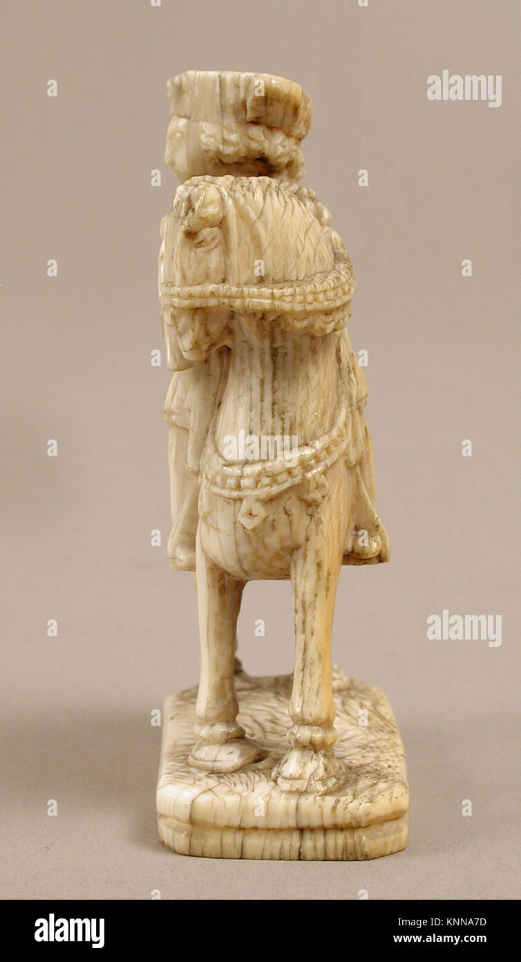 Pezzo da scacchi fiammingo sotto forma di cavaliere, scolpito in avorio elefante, circa 1500, dimensioni 2 13/16 x 1 7/8 x 15/16 poll. (7,2 x 4,8 x 2,4 cm), conservato nella collezione del Metropolitan Museum of Art. Foto Stock