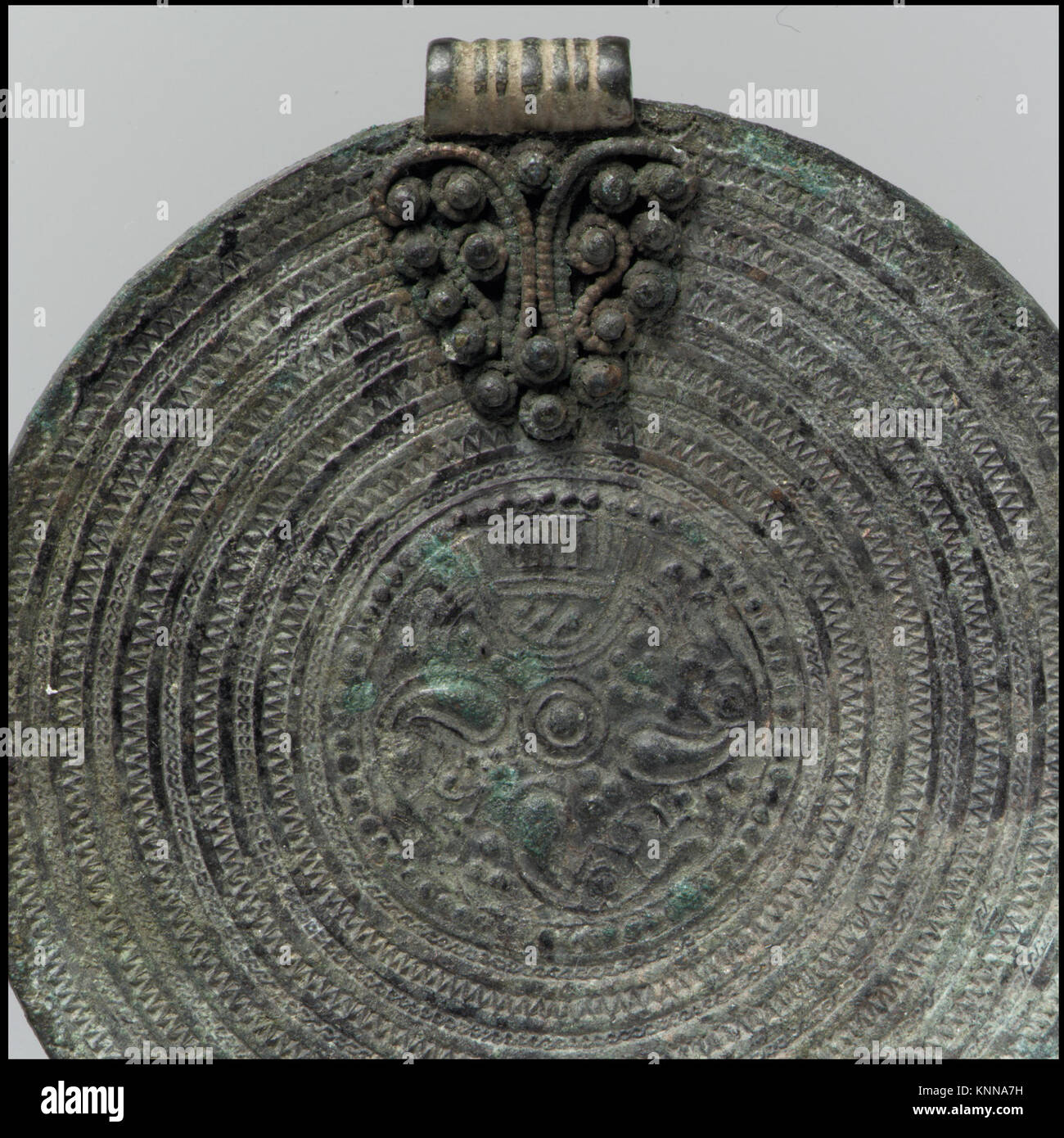 Ciondolo del periodo Vendel, lega di rame dorato, VIII secolo (700-800), dimensioni 2 5/16 x 3/16 pollici, conservato al MET. Foto Stock