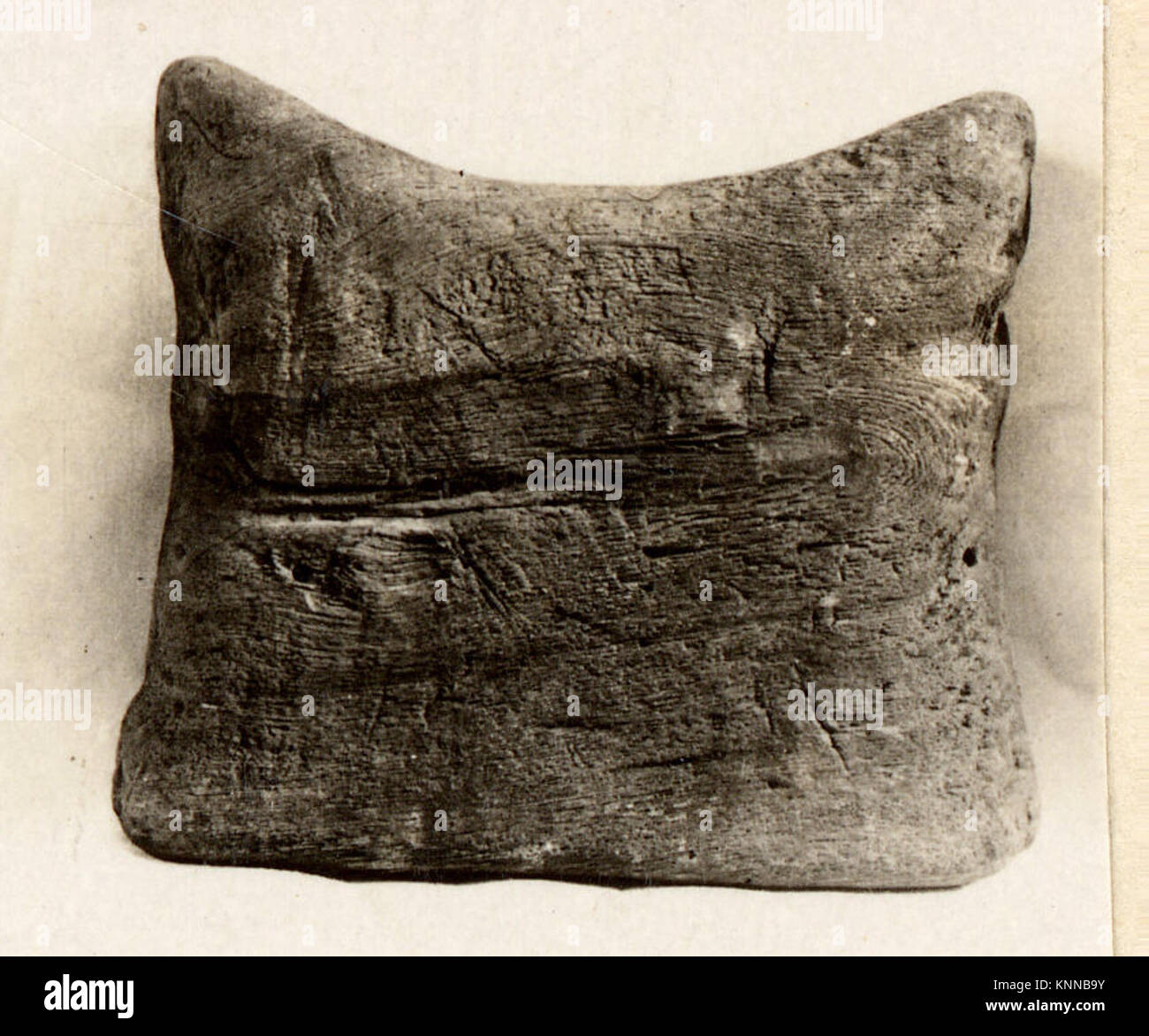 Un antico poggiatesta egiziano del Metropolitan Museum of Art, realizzato in legno, che rappresenta il design funzionale nella vita domestica storica. Foto Stock