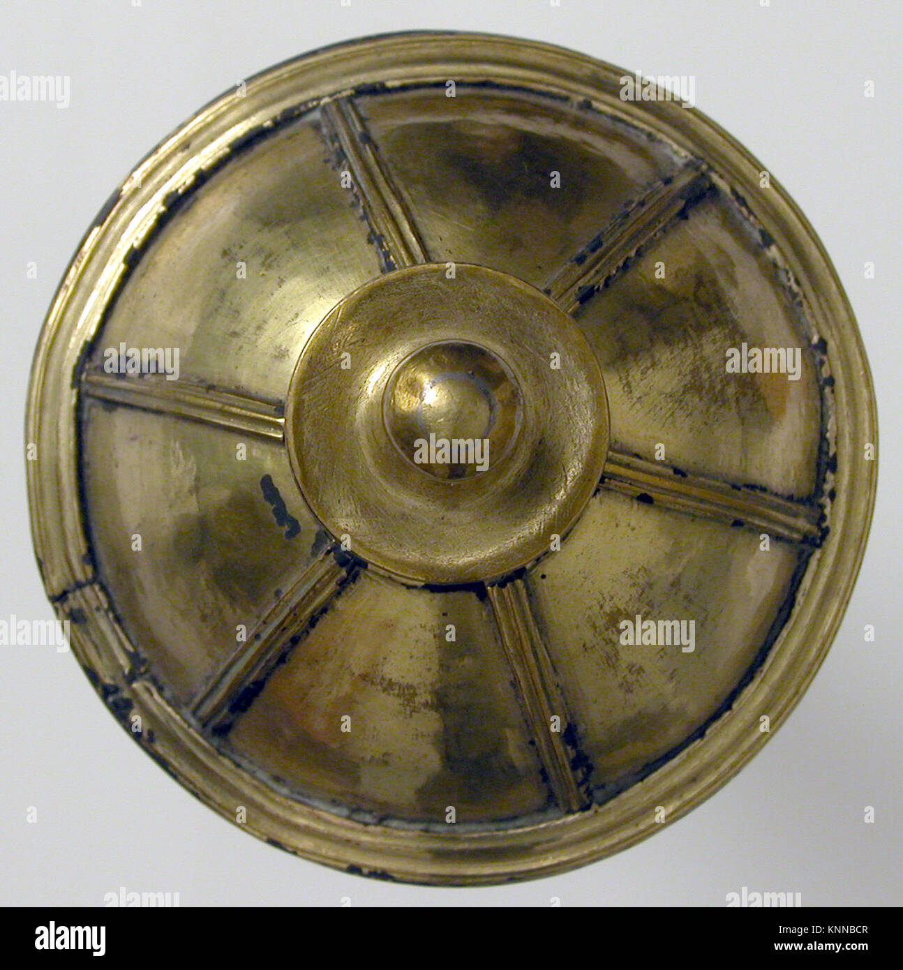 Ciborio in metallo decorato con coperchio a cupola e piedistallo, utilizzato nella liturgia cristiana per conservare l'Eucaristia, conservato al MET. Foto Stock