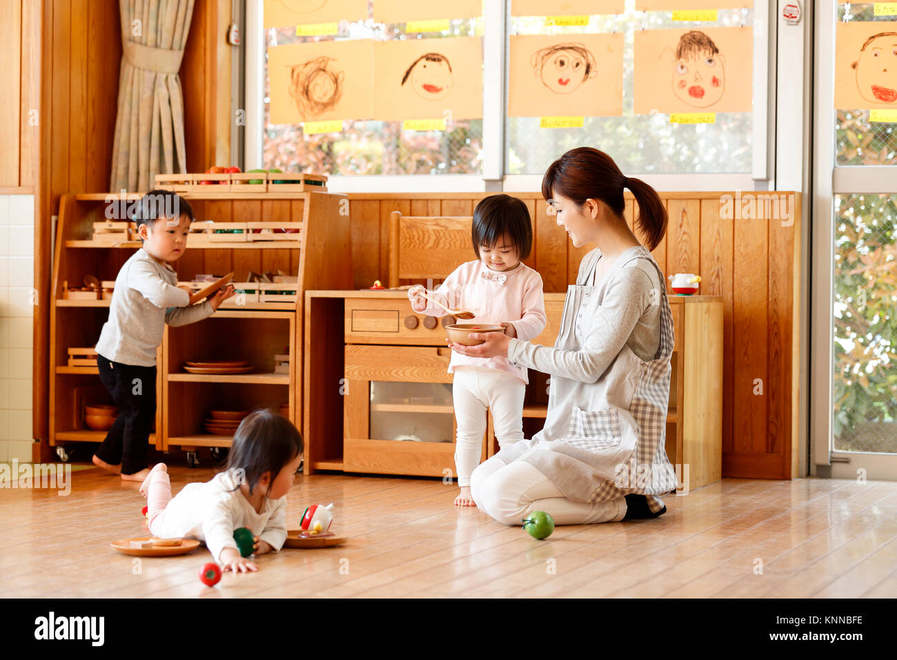 Insegnante con bambini in giapponese kindergarten Foto Stock
