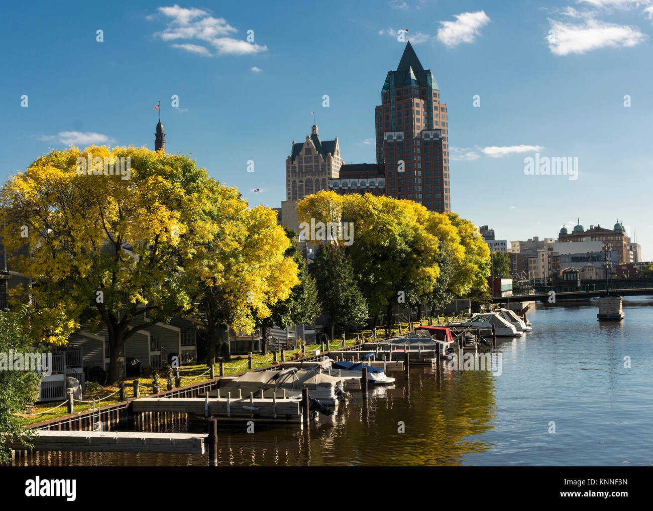 Molo e il centro cittadino lungo il fiume Milwaukee a Milwaukee nel Wisconsin. Foto Stock