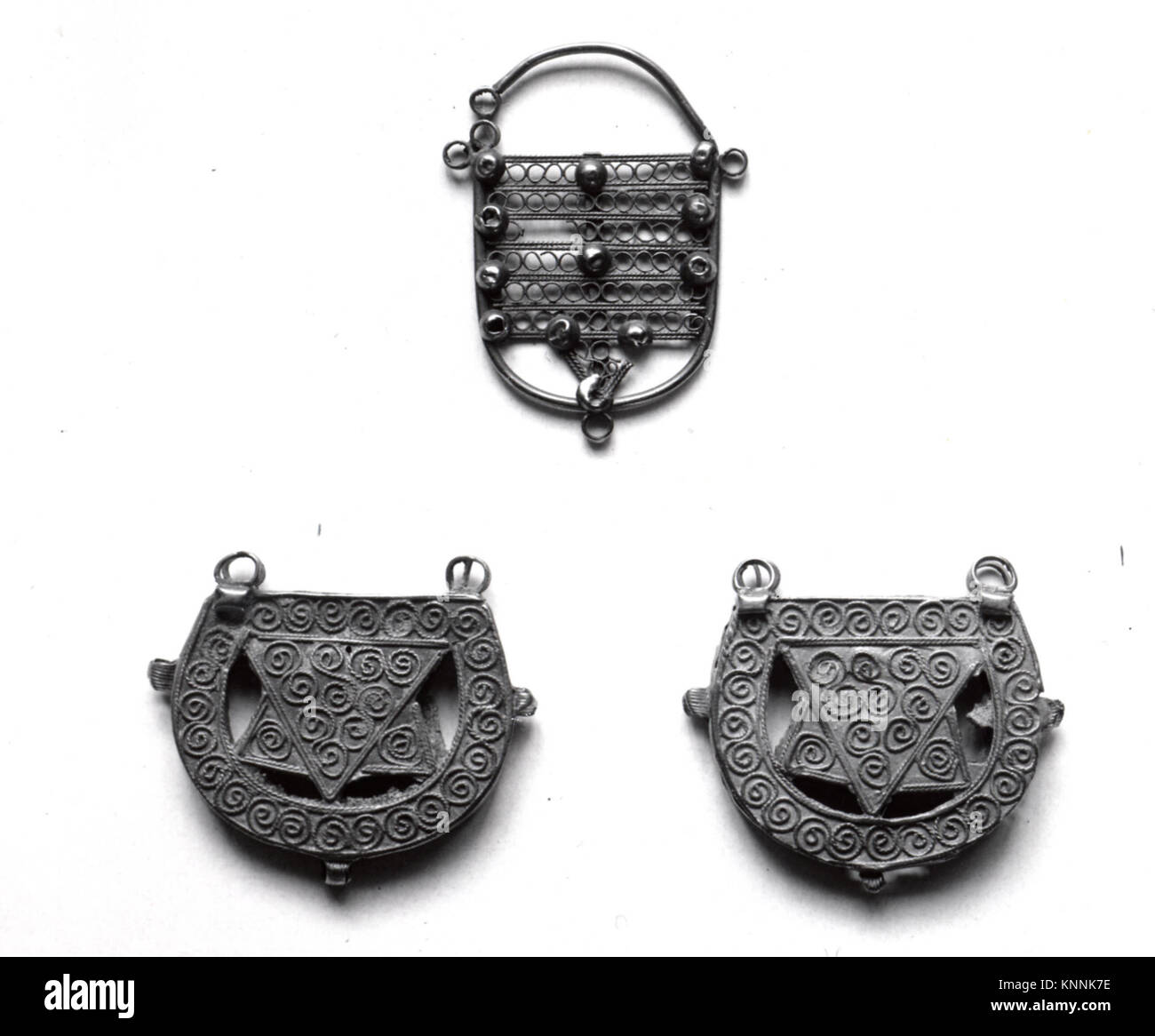 Un orecchino islamico del vi-X secolo in oro, caratterizzato da un design in filigrana. L'orecchino misura 3,3 cm di altezza, 2,5 cm di larghezza e 0,3 cm di profondità, con un peso di 2 grammi. Fa parte della collezione di arte islamica del Met. Foto Stock