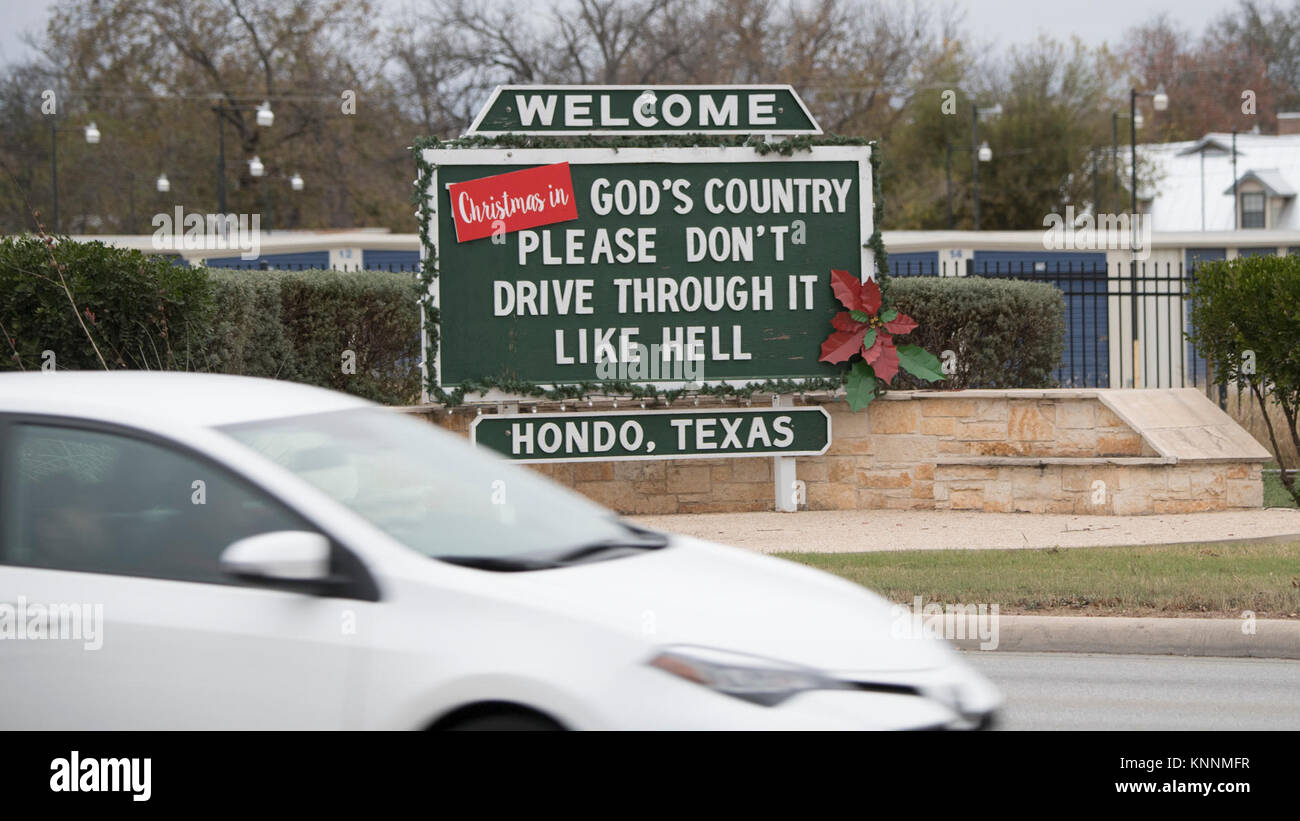 Il Hondo dipartimento di polizia visualizza questo messaggio di benvenuto per gli automobilisti su IH-35 che corre attraverso Hondo, Texas, il 5 dicembre 2017. Essi visualizzano anche sui loro veicoli della polizia. Hondo ha una popolazione di 8,803. USDA Foto Stock