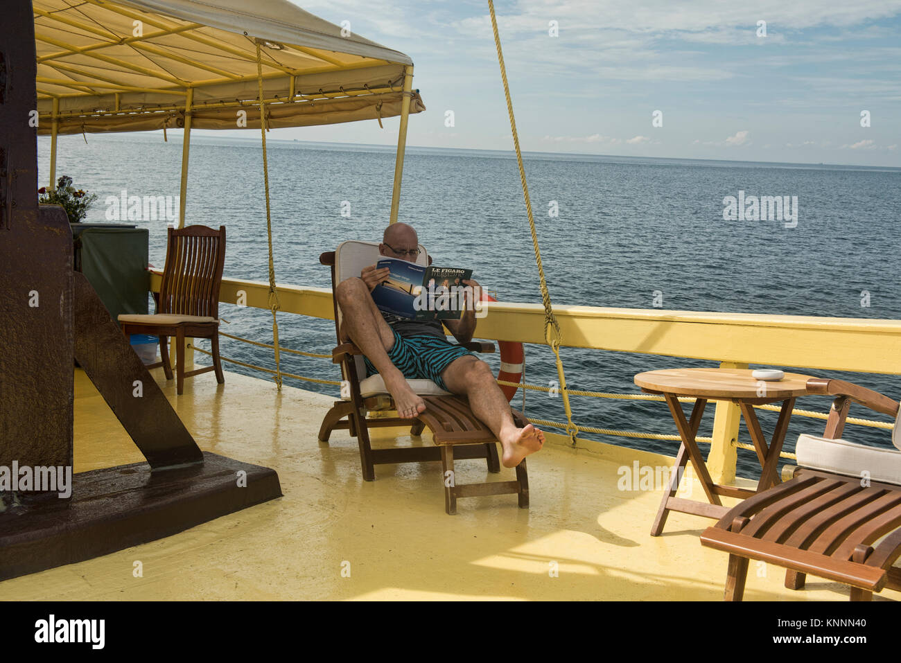 Rilassante sul mare MV gitana, una indesiderata birmano, crociera nell'arcipelago Mergui, Myanmar Foto Stock