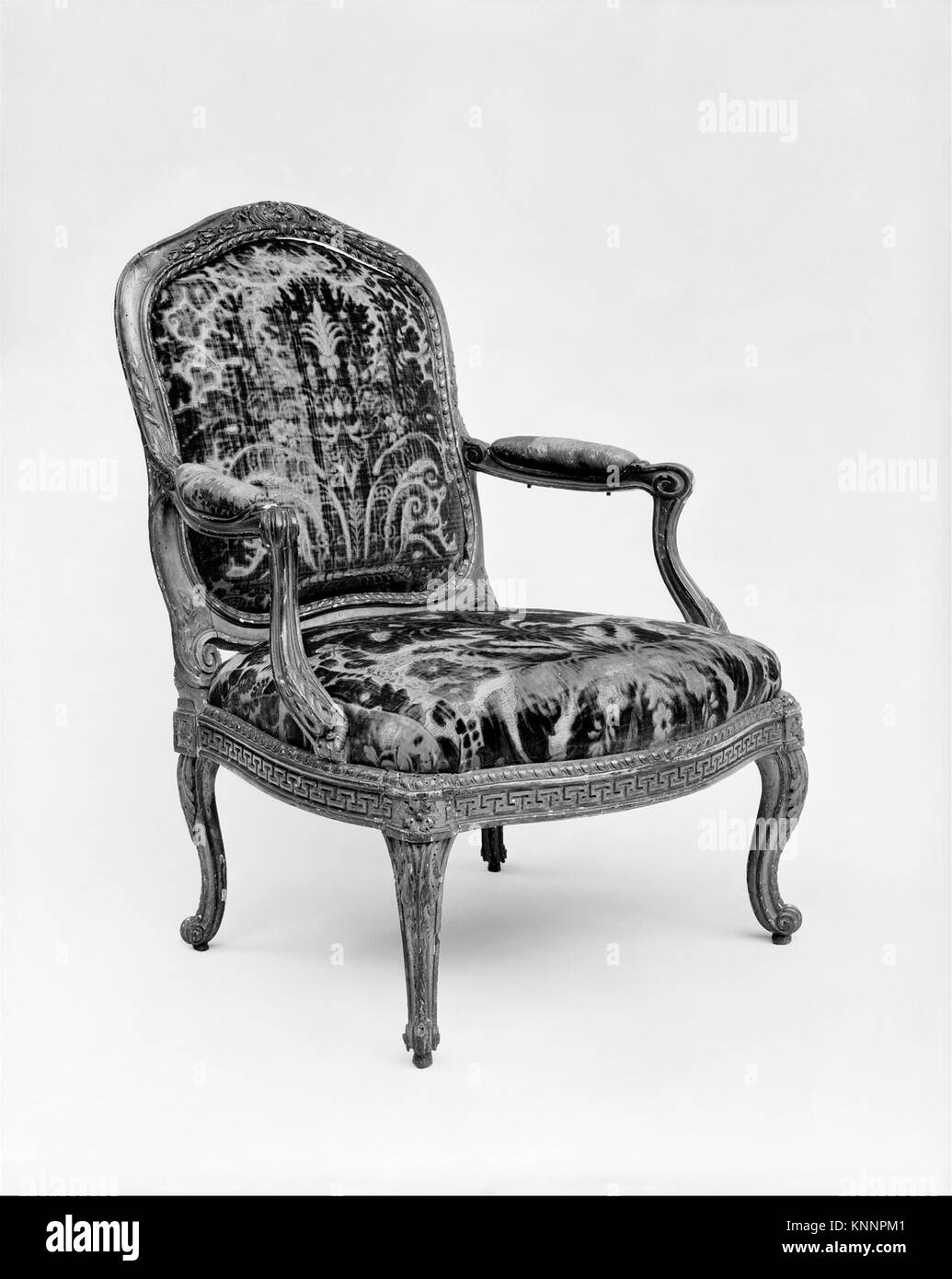 Poltrona realizzata da Jean-Jacques Pothier intorno al 1765, legno di faggio intagliato e dorato con rivestimento in velluto tagliato, misura 39 x 27-1/2 x 25-1/4 pollici, parte della collezione Metropolitan Museum of Art, regalo di J. Pierpont Morgan nel 1906. Foto Stock Poltrona realizzata da Jean-Jacques Pothier intorno al 1765, legno di faggio intagliato e dorato con rivestimento in velluto tagliato, misura 39 x 27-1/2 x 25-1/4 pollici, parte della collezione Metropolitan Museum of Art, regalo di J. Pierpont Morgan nel 1906. Foto Stock