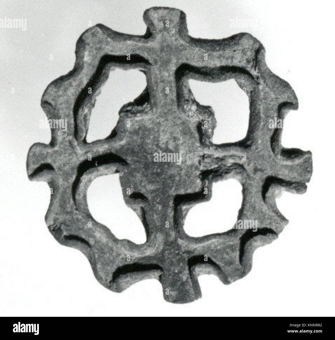 Questo francobollo compartimentato del complesso archeologico Bactria-Margiana risale alla fine del III e all'inizio del II millennio a.C. Realizzato in lega di rame, misura circa 5 cm di lunghezza. La guarnizione è dotata di più scomparti, caratteristici della lavorazione dei metalli dell'età del bronzo della regione. Era un regalo di Steven D. Robinson nel 1981. Foto Stock