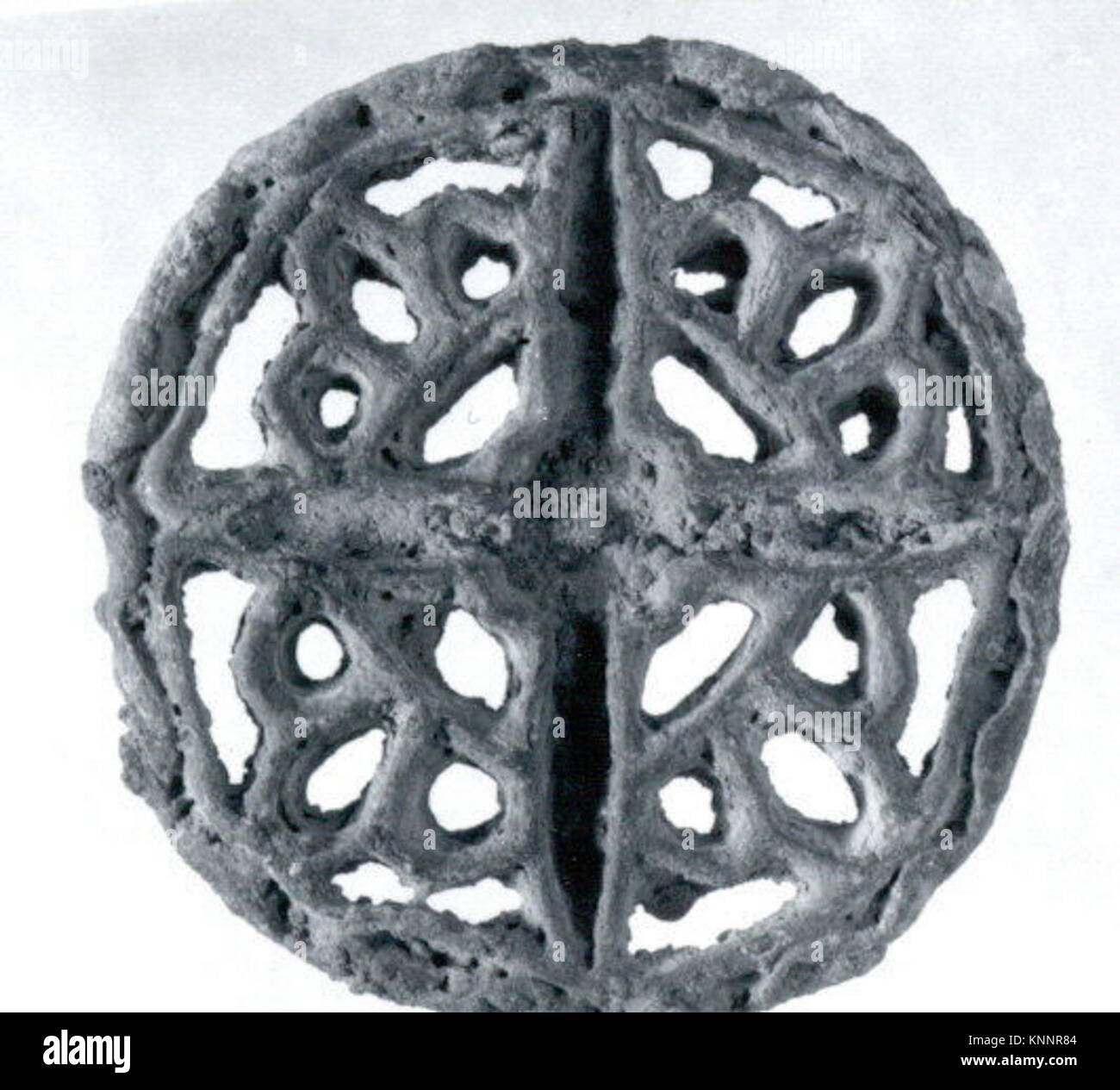 Questo francobollo compartimentato del complesso archeologico Bactria-Margiana risale alla fine del III e all'inizio del II millennio a.C. Realizzato in lega di rame, misura circa 6 cm di lunghezza. La guarnizione è dotata di più scomparti, caratteristici della lavorazione dei metalli dell'età del bronzo della regione. Era un regalo di Steven D. Robinson nel 1981. Foto Stock