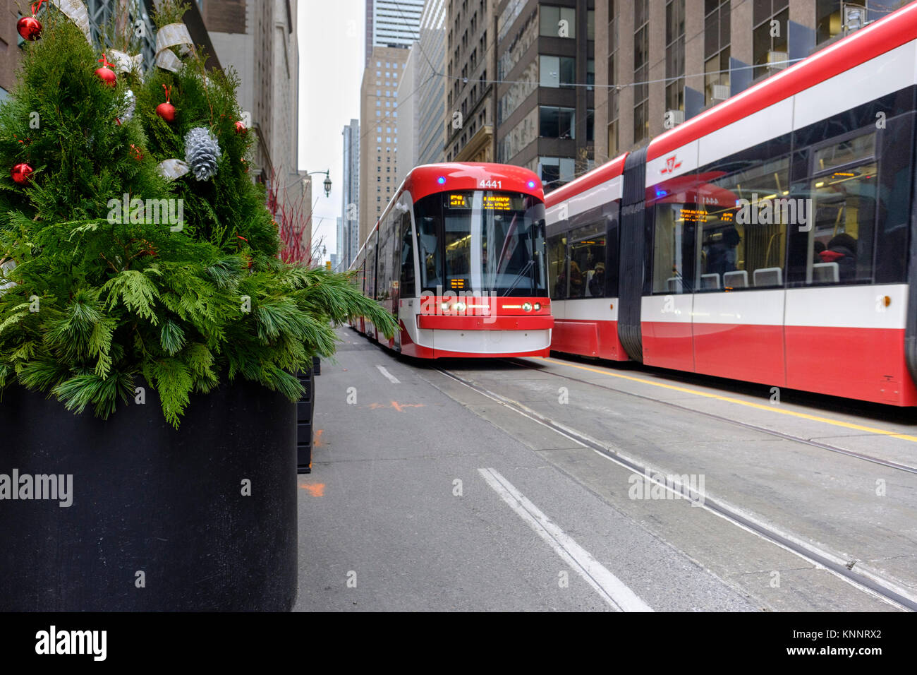 Toronto ha (TTC) Bombardier Flexity Outlook tram su King Street W, del centro cittadino di Toronto, Canada. Foto Stock