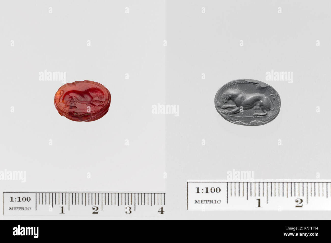 Scarabeo carneliano greco, V secolo a.C., numeri di catalogo DP142849 e DP142850. In carneliano, lungo 11/16 poll. (1,7 cm), utilizzato come amuleto o oggetto decorativo. Parte della collezione del Metropolitan Museum of Art di New York. Foto Stock