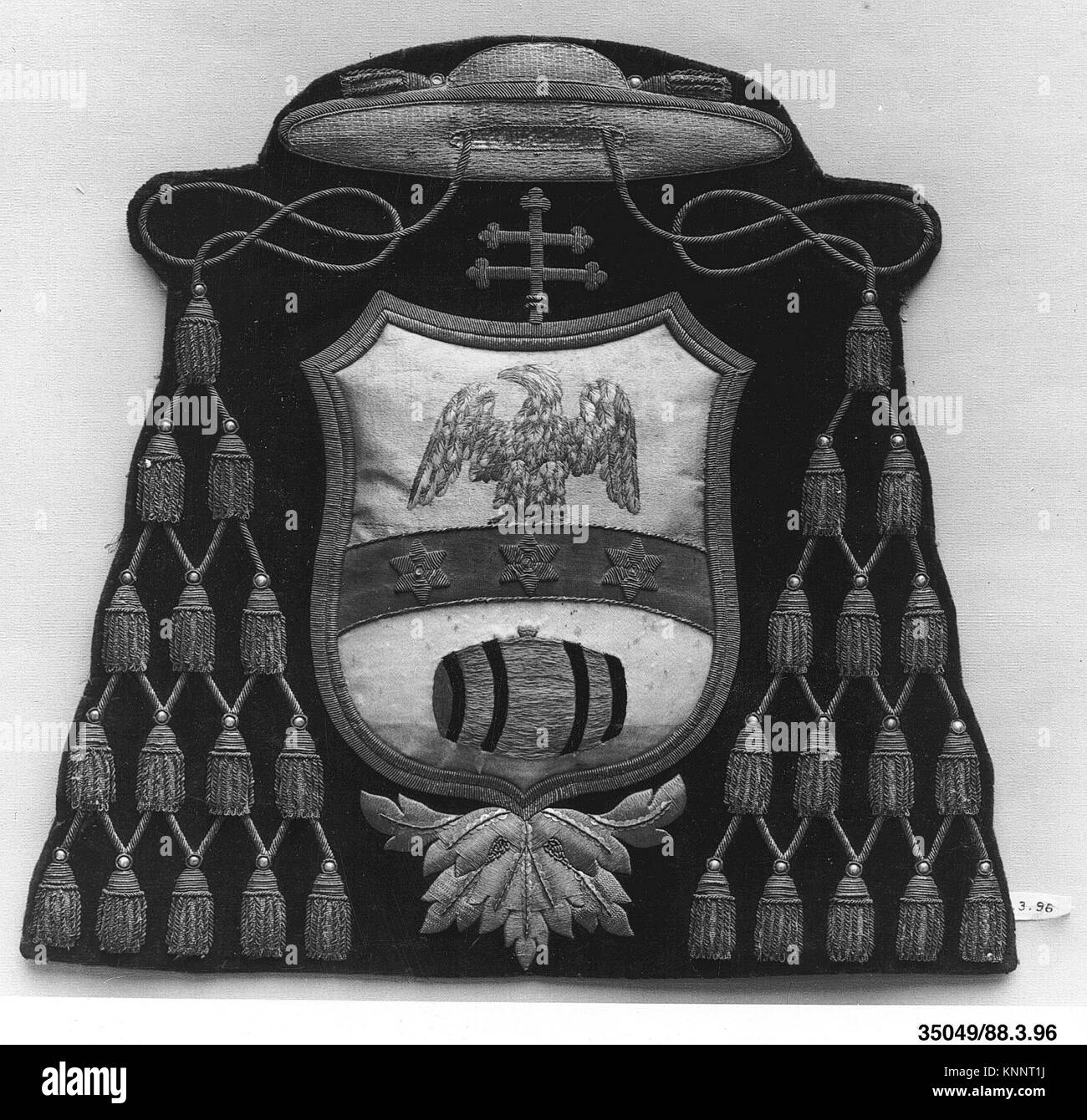 Armeria cardinale, numero di catalogo 35049.212609, del Metropolitan Museum of Art, che rappresenta il disegno araldico e il simbolismo ecclesiastico. Foto Stock