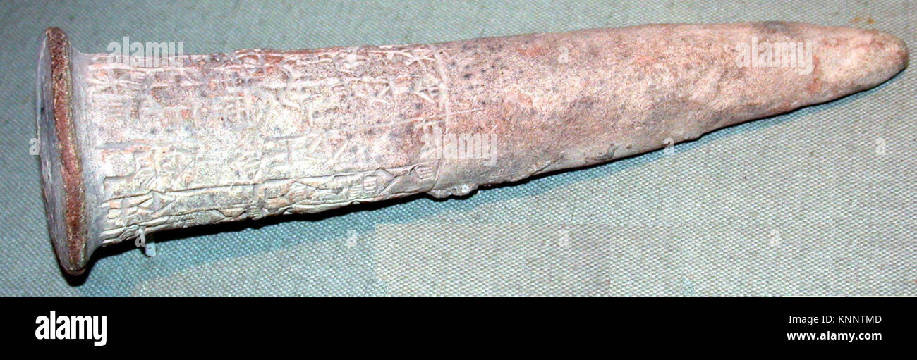 Un cono di fondazione inciso con testo cuneiforme di Enmetena di Lagash. L'oggetto in argilla è stato utilizzato per dedicazioni architettoniche e cerimoniali. Foto Stock