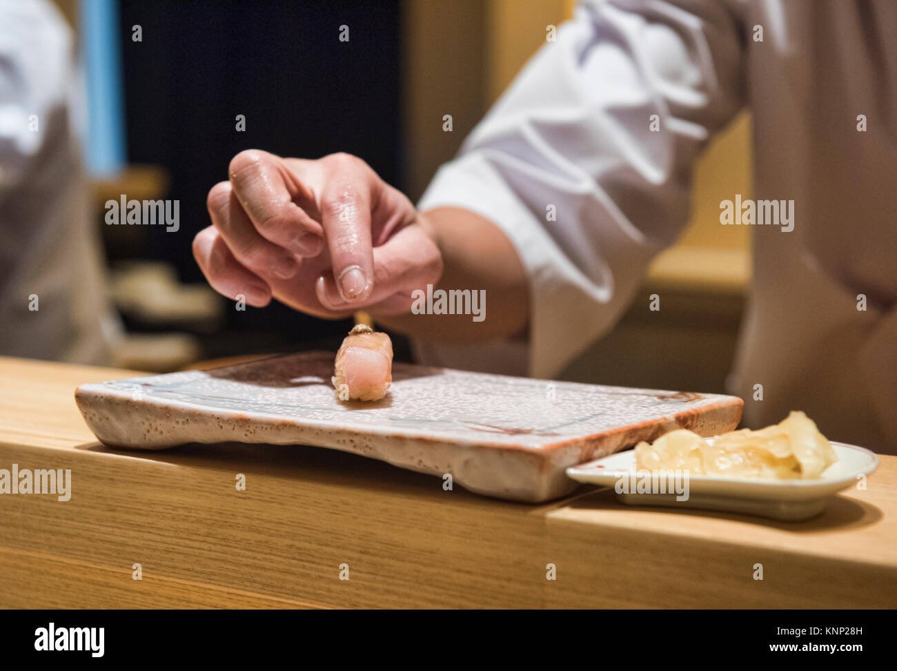 Kinmedai (Alfonsino) sushi servita presso un omakase ristorante giapponese Foto Stock