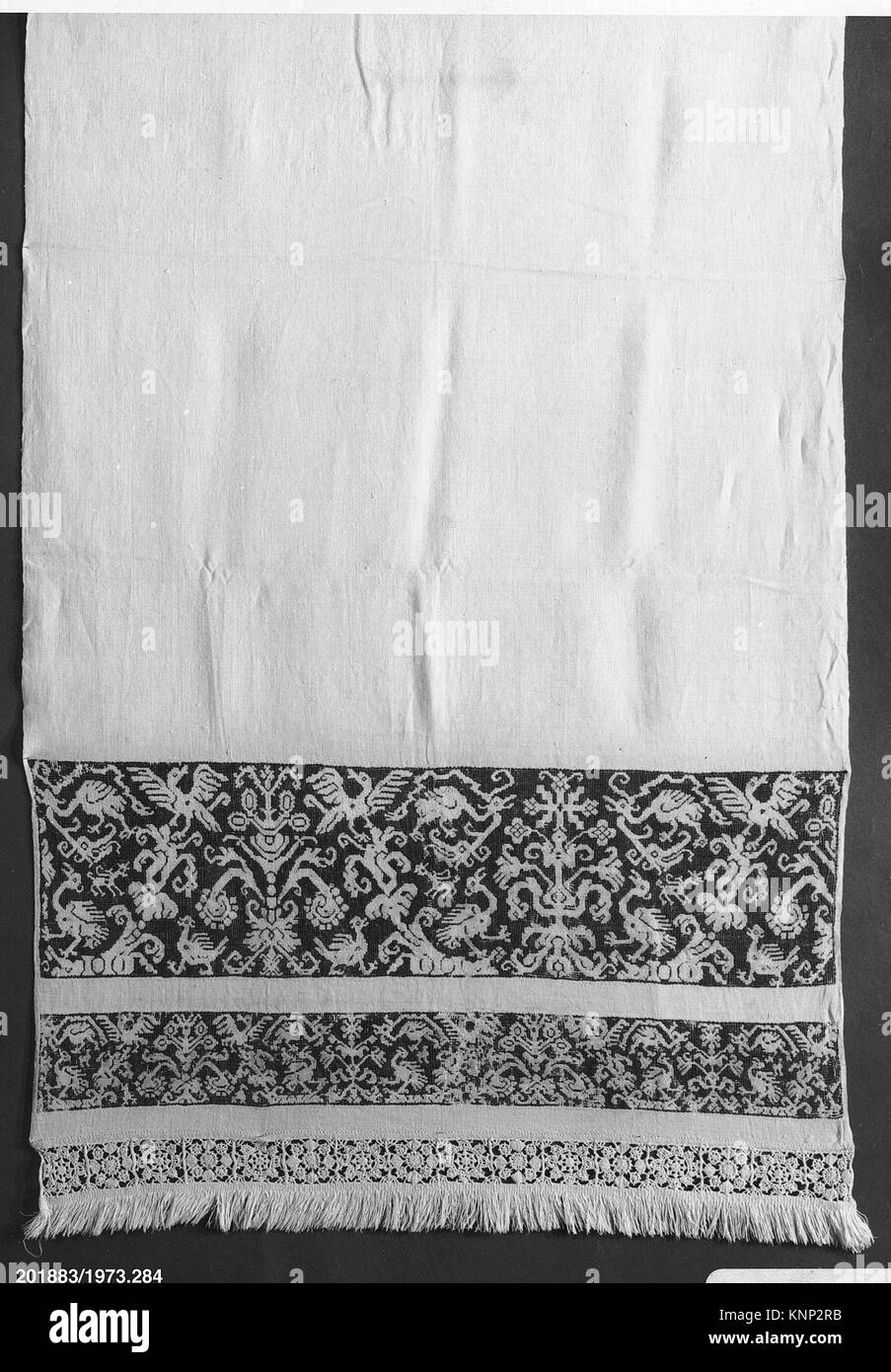 Questa tela d'altare, MET 201883 229422, è mostrata in un'illustrazione di un libro, che rappresenta le arti decorative storiche tessili e religiose Foto Stock Questa tela d'altare, MET 201883 229422, è mostrata in un'illustrazione di un libro, che rappresenta le arti decorative storiche tessili e religiose Foto Stock
