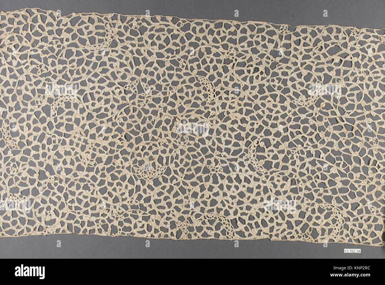 Questa balestra, MET DP16312 227701, è un elemento tessile decorativo raffigurato in un'illustrazione di un libro che mette in evidenza il design storico. Foto Stock Questa balestra, MET DP16312 227701, è un elemento tessile decorativo raffigurato in un'illustrazione di un libro che mette in evidenza il design storico. Foto Stock