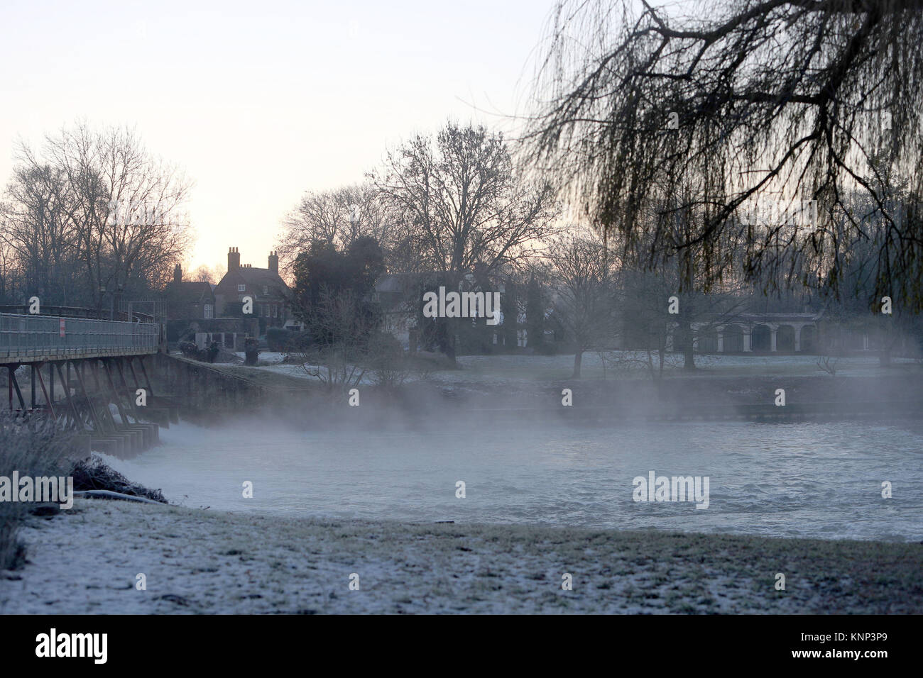 Il sole sorge sul Fiume Tamigi a Benson serratura in Oxfordshire, come la Gran Bretagna ha avuto la sua notte più freddi dell'anno con vaste aree del paese che cadono al di sotto di congelamento - con ai -13 °C (8.6F) registrate nello Shropshire. Foto Stock