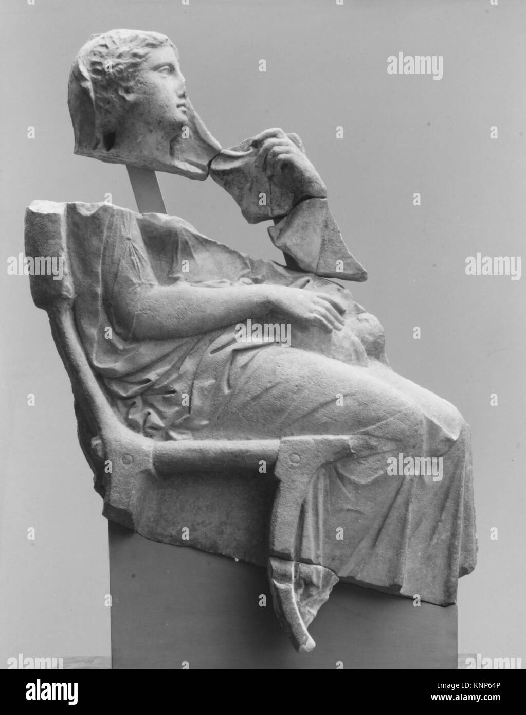 Questo frammento di stele di marmo attico greco, datato ca. 400–375 a.C., raffigura una donna seduta che tiene un bambino. La scultura, misura 33 1/8" (84,2 cm) di altezza, fa parte del periodo classico ed è ospitato al Metropolitan Museum of Art di New York. Acquisita attraverso il Rogers Fund nel 1952. Foto Stock