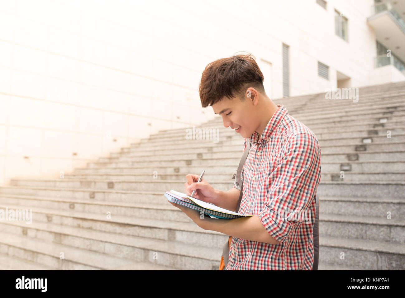 College asiatici studente maschio azienda prenota nel campus Foto Stock