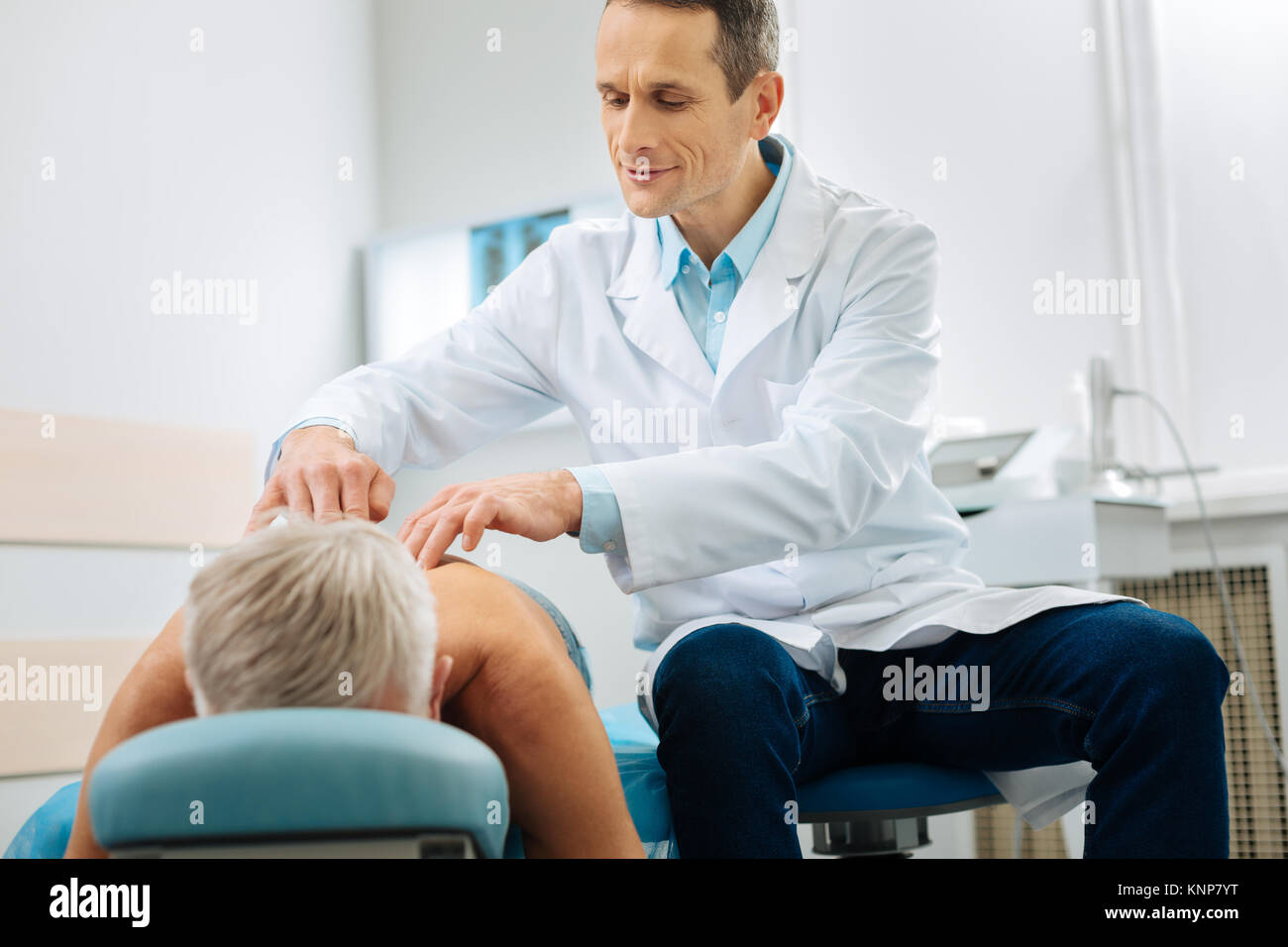 Nizza medico professionale facendo un massaggio Foto Stock