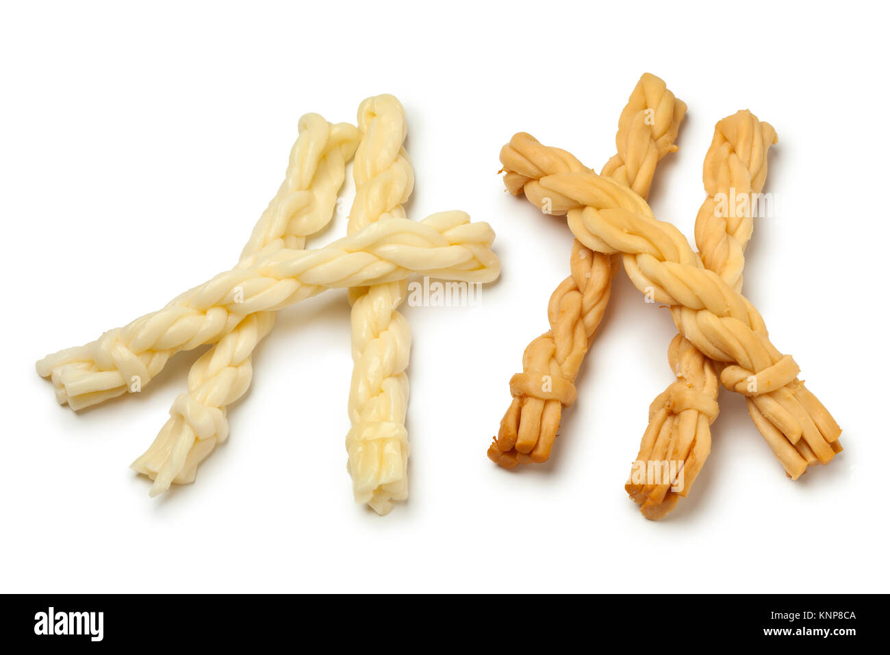 Tradizionale a mano slovacco e affumicato unsmoked stringa korbacik formaggio su sfondo bianco Foto Stock