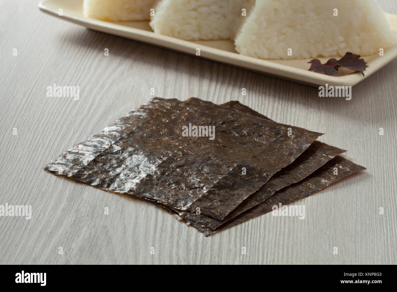 Giapponese fogli di alghe marine, nori, per preparare onigiri Foto Stock