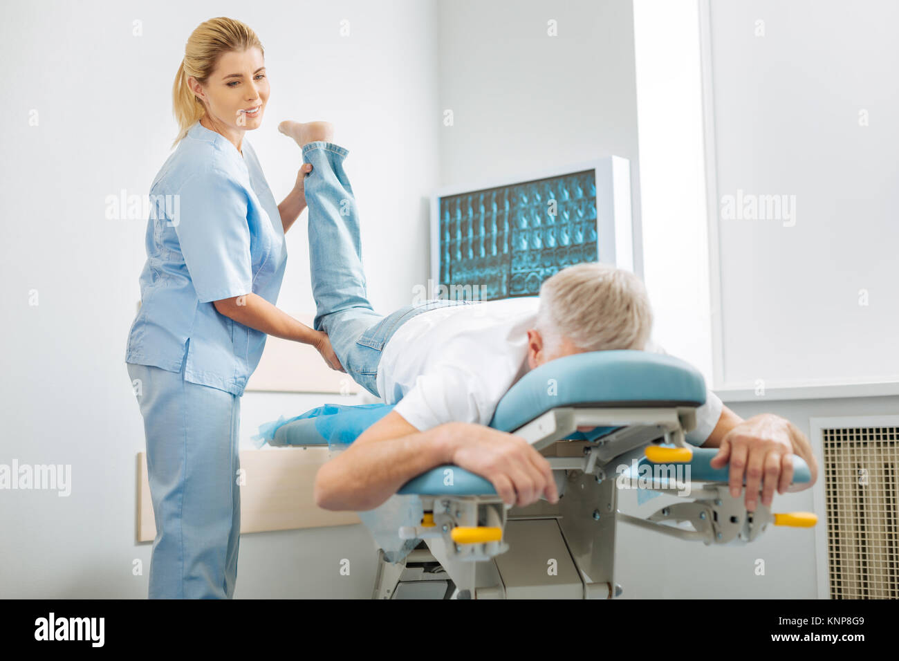 Nizza abile medico concentrandosi sul suo lavoro Foto Stock