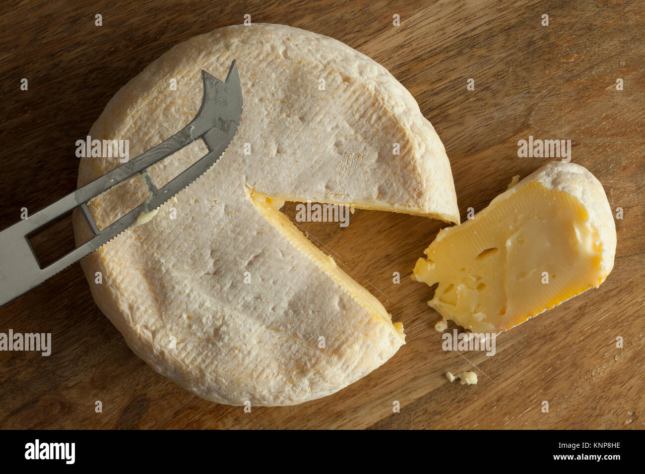 Reblochon de Savoie formaggio da crudo latte di mucca con una fetta Foto Stock