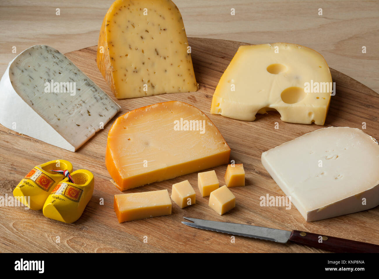 La diversità di formaggio olandese su un tagliere Foto Stock