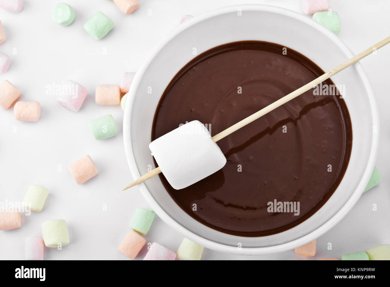 Chiuso fino marshmallow in stick e cioccolato fuso Foto Stock