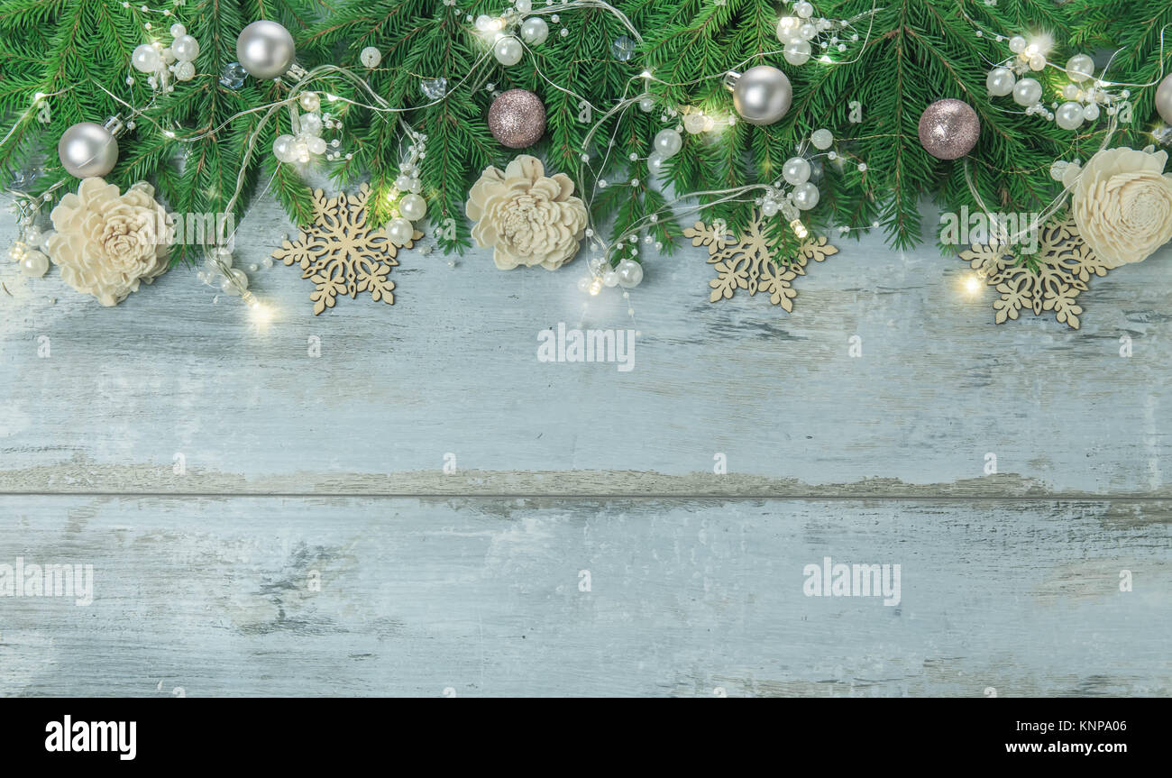 Bordo di Natale con alberi, sfere, stelle e altri ornamenti, isolato su bianco. Studio shot Foto Stock