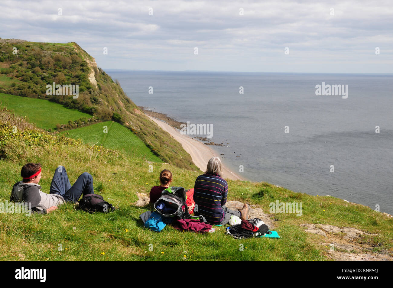 Picnic in famiglia mentre si cammina lungo la costa sud occidentale percorso tra Branscombe e Sidmouth, South Devon, Regno Unito Foto Stock