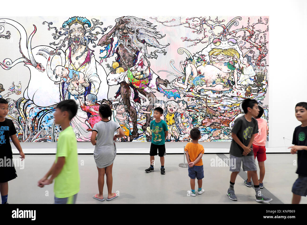 I bambini guardando Takashi Murakami pittura all'interno di Galleria al vasto Museo in S Grand Avenue downtown Los Angeles, la California USA KATHY DEWITT Foto Stock