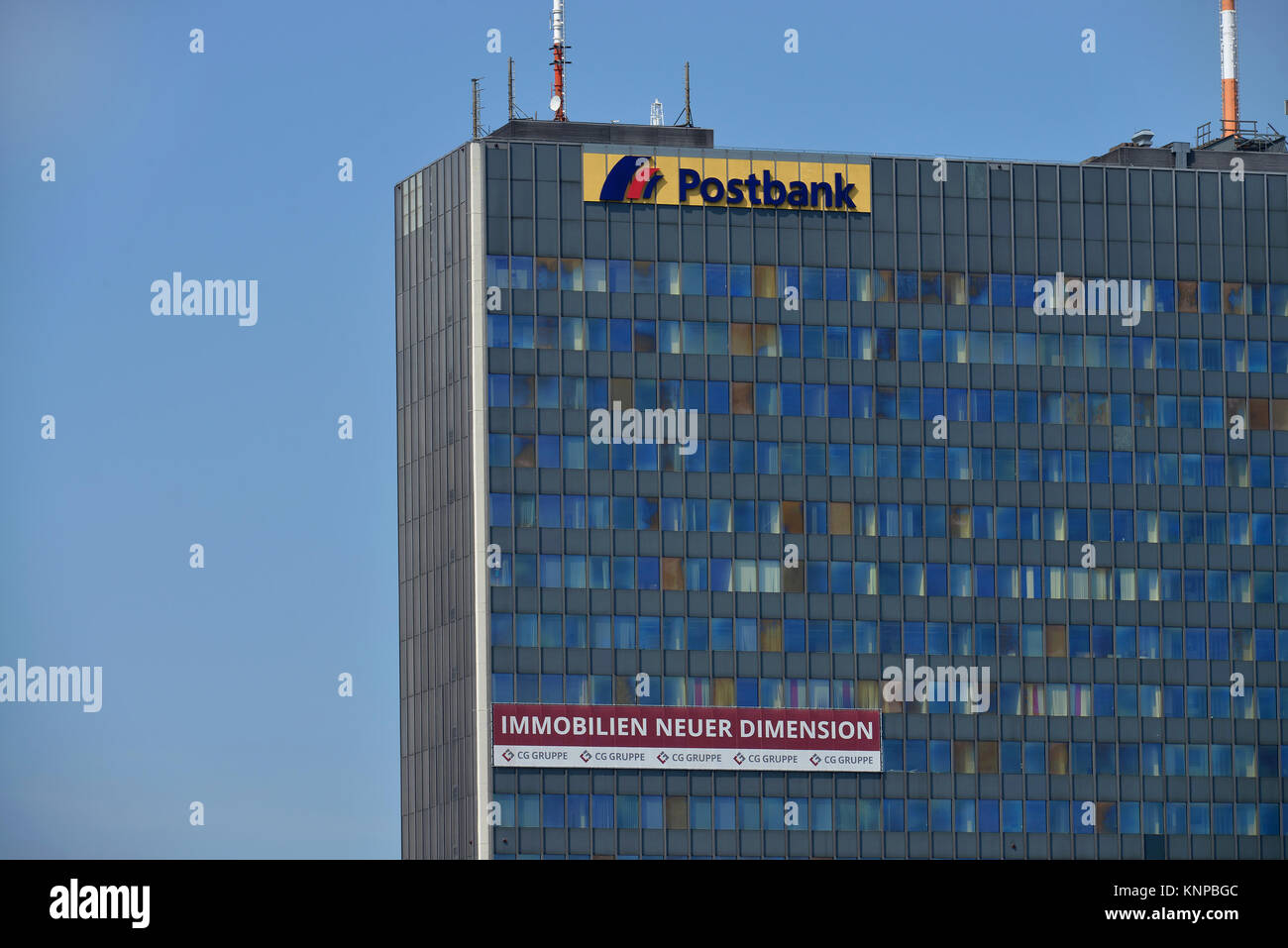 Banca postale alto, Hallesches shore, Krizevac, Berlino, Germania, Postbank Hochhaus, Hallesches Ufer, Kreuzberg, Deutschland Foto Stock