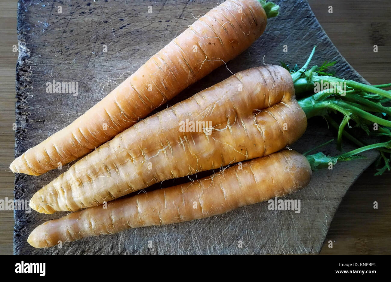 Carote organico sul tagliere Foto Stock