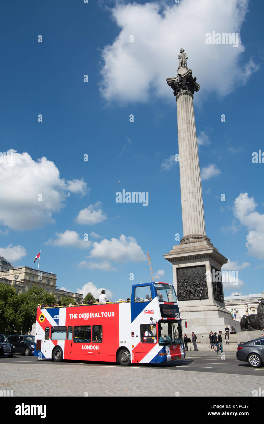 Un originale Sighteeing tour bus in Unione Jack livrea passa Nelsons colonnina in Trafalgar Square, Londra Foto Stock