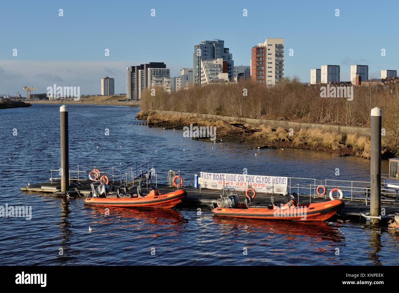 Due scafo rigido imbarcazioni gonfiabili fissati a un pontone pubblicità fast gite in barca sul fiume Clyde, Glasgow, Scotland, Regno Unito Foto Stock
