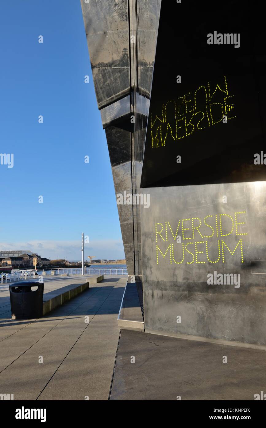Riverside Museum sign in ingresso sul Museo scozzese dei Trasporti e Glasgow, Scotland, Regno Unito al fiume Clyde Foto Stock