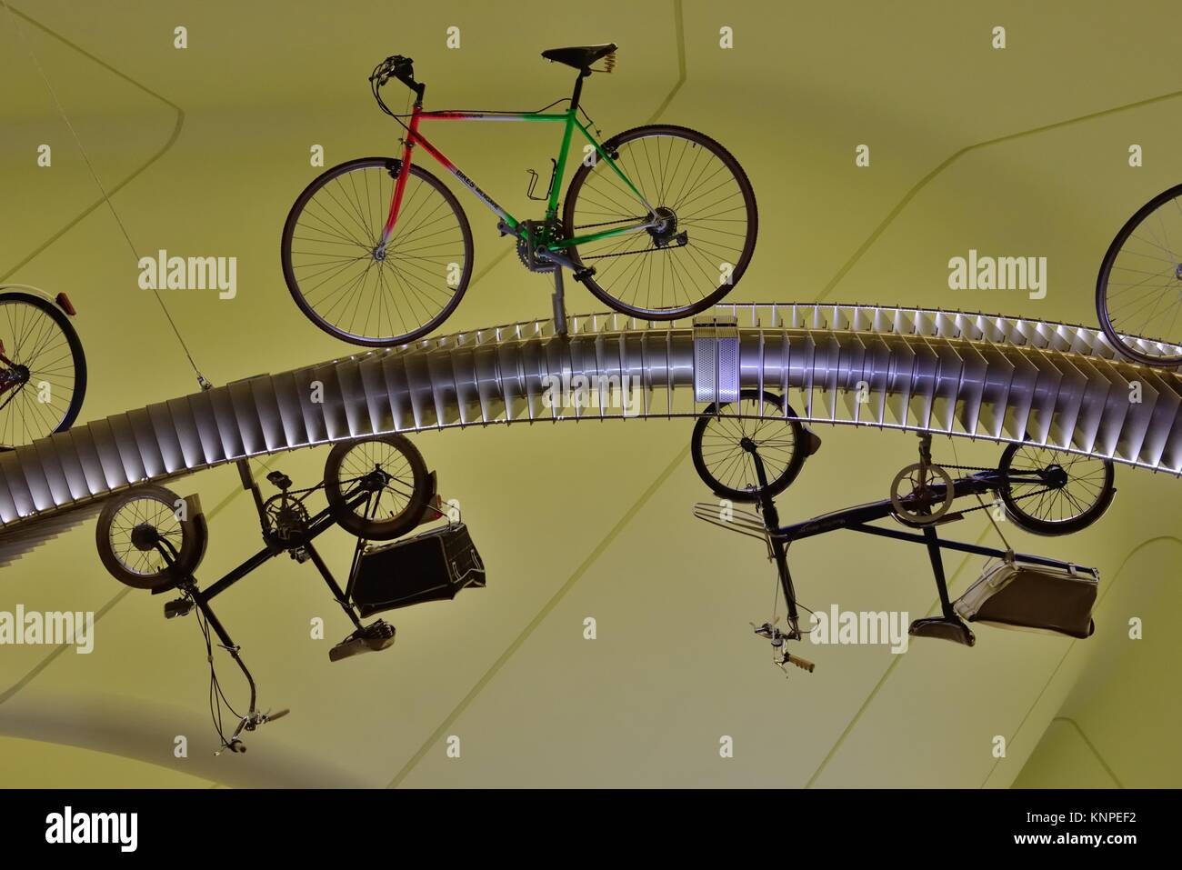 Sovraccarico del display di bicicletta in riva al fiume e al Museo dei Trasporti e viaggi, Glasgow, Scotland, Regno Unito Foto Stock