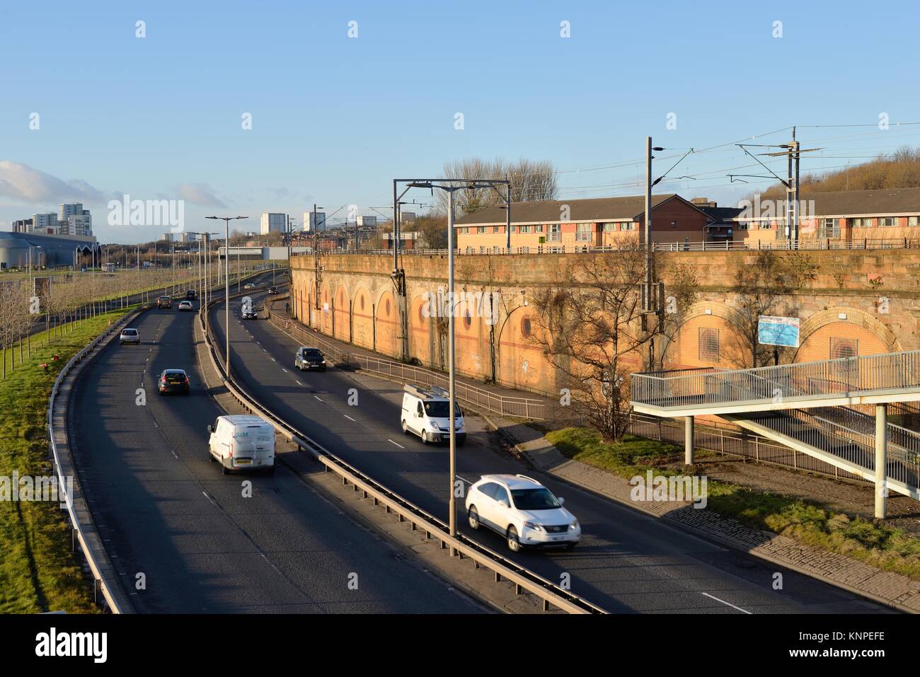 Il Clydeside Expressway che corre dal centro di Glasgow, in Scozia, a ovest. Foto Stock