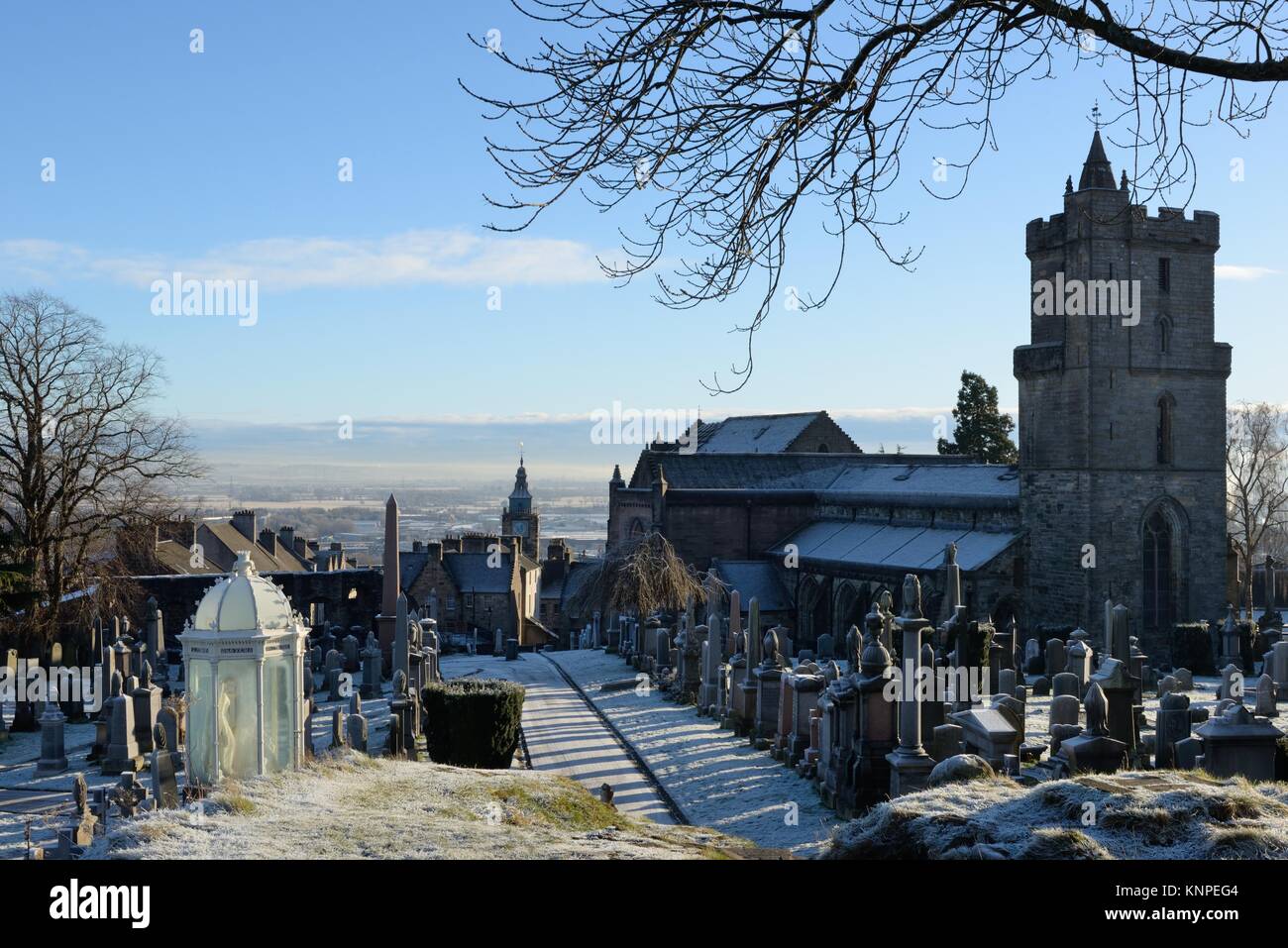 Rude santa chiesa e cimitero che si affaccia le pianure alluvionali di Stirlingshire, Scotland, Regno Unito Foto Stock